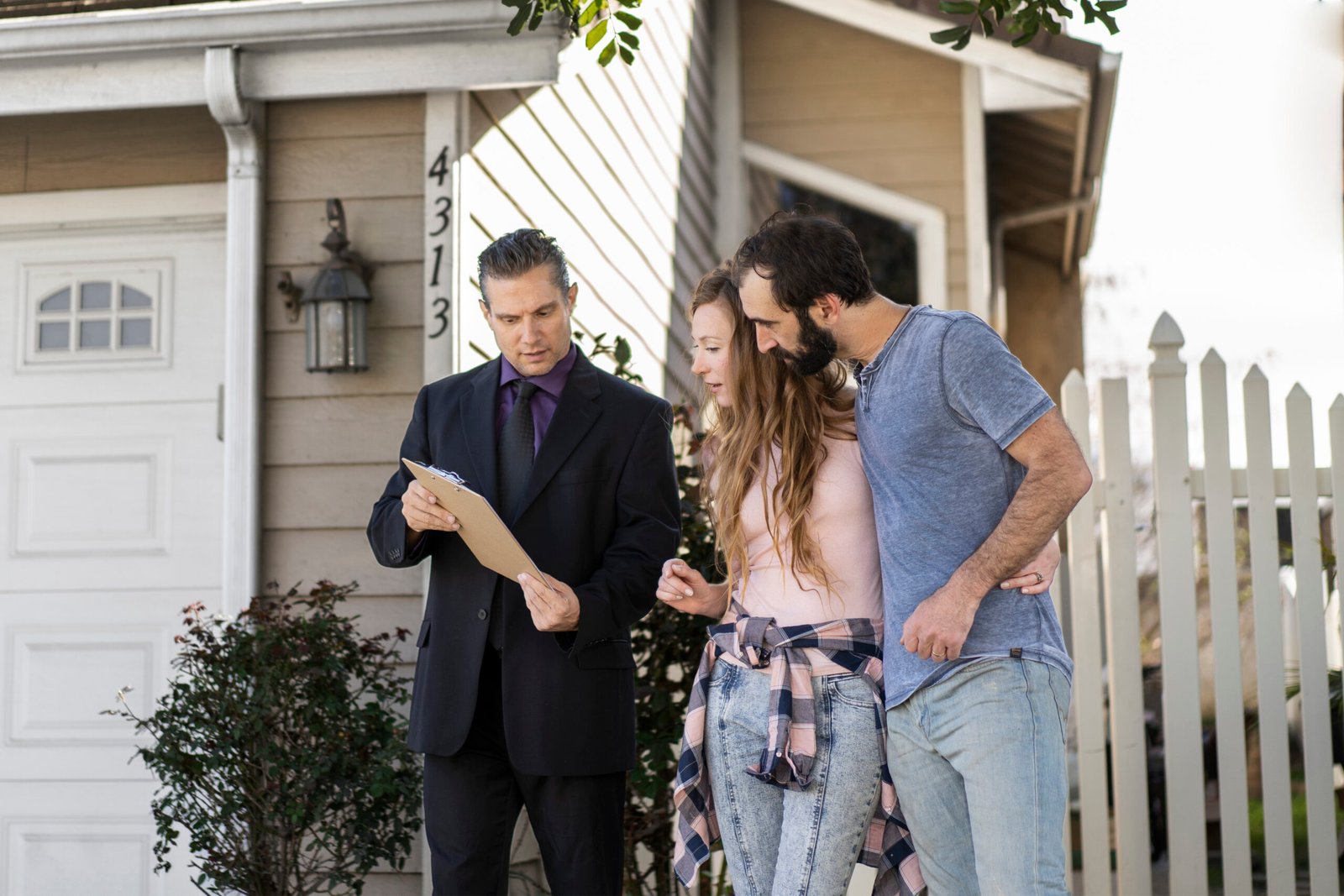 couple-signing-papers-fr-new-house